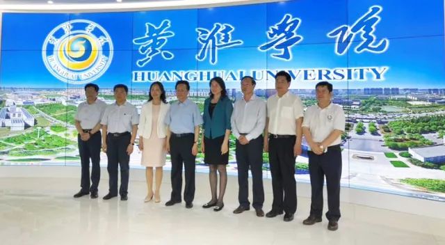 中華職業(yè)教育社理事長陳昌智、河南省副省長霍金花一行參觀展廳